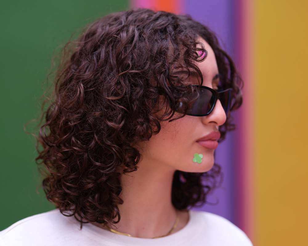 Patch bouton visage Sick! coloré porté fièrement pour assumer ses imperfections