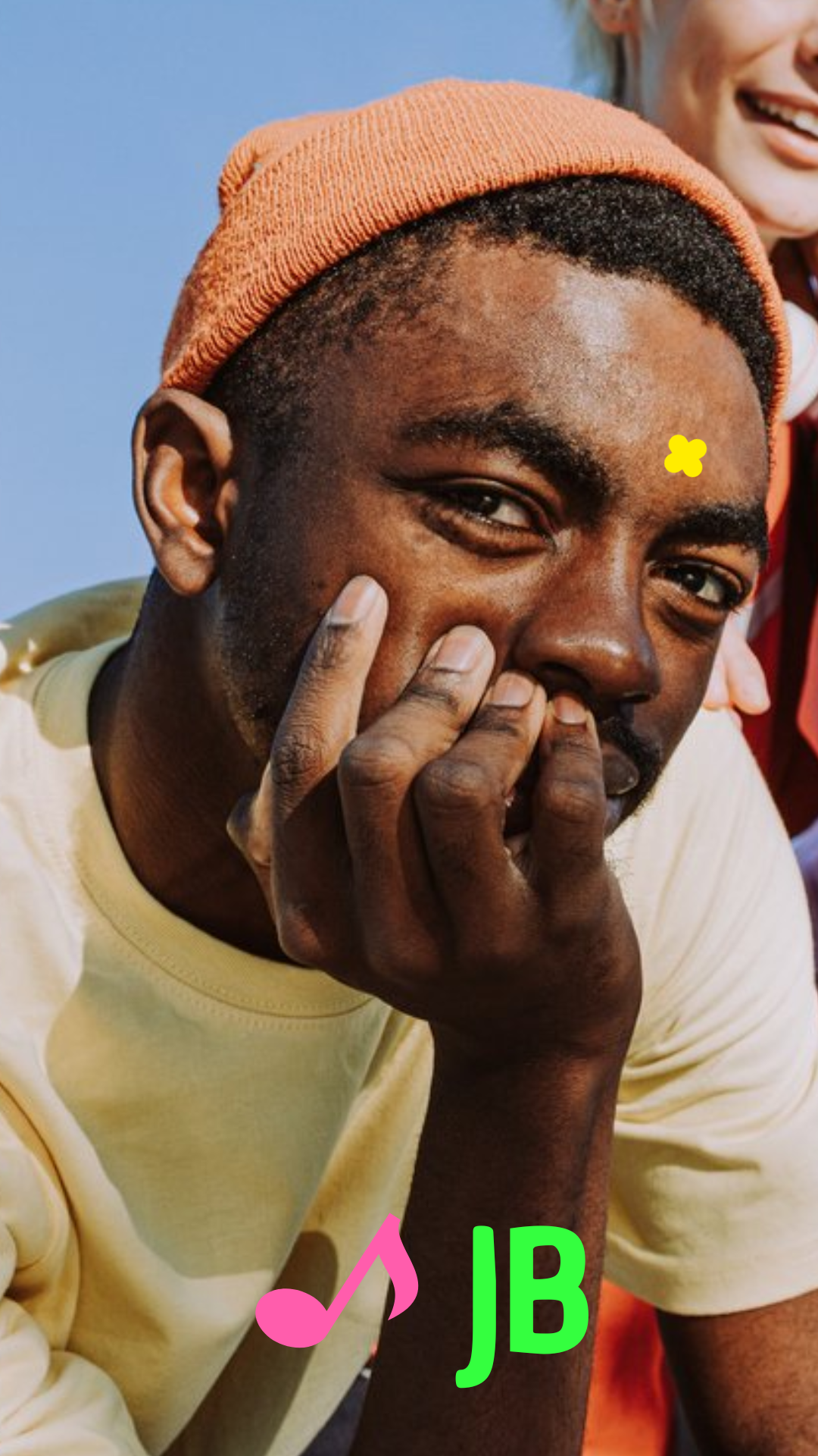 Patch bouton visage Sick! de couleur jaune porté fièrement pour assumer ses imperfections et renforcer sa confiance