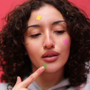 Les patchs boutons visage Sick! sont disponibles en plusieurs coloris