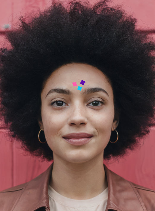 Patchs bouton visage Sick! colorés portés fièrement pour assumer ses imperfections et renforcer sa confiance