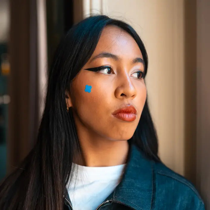 Le patch anti boutons Sick! est disponible en bleu, violet, rose et jaune pour associer le style à l'efficacité. 