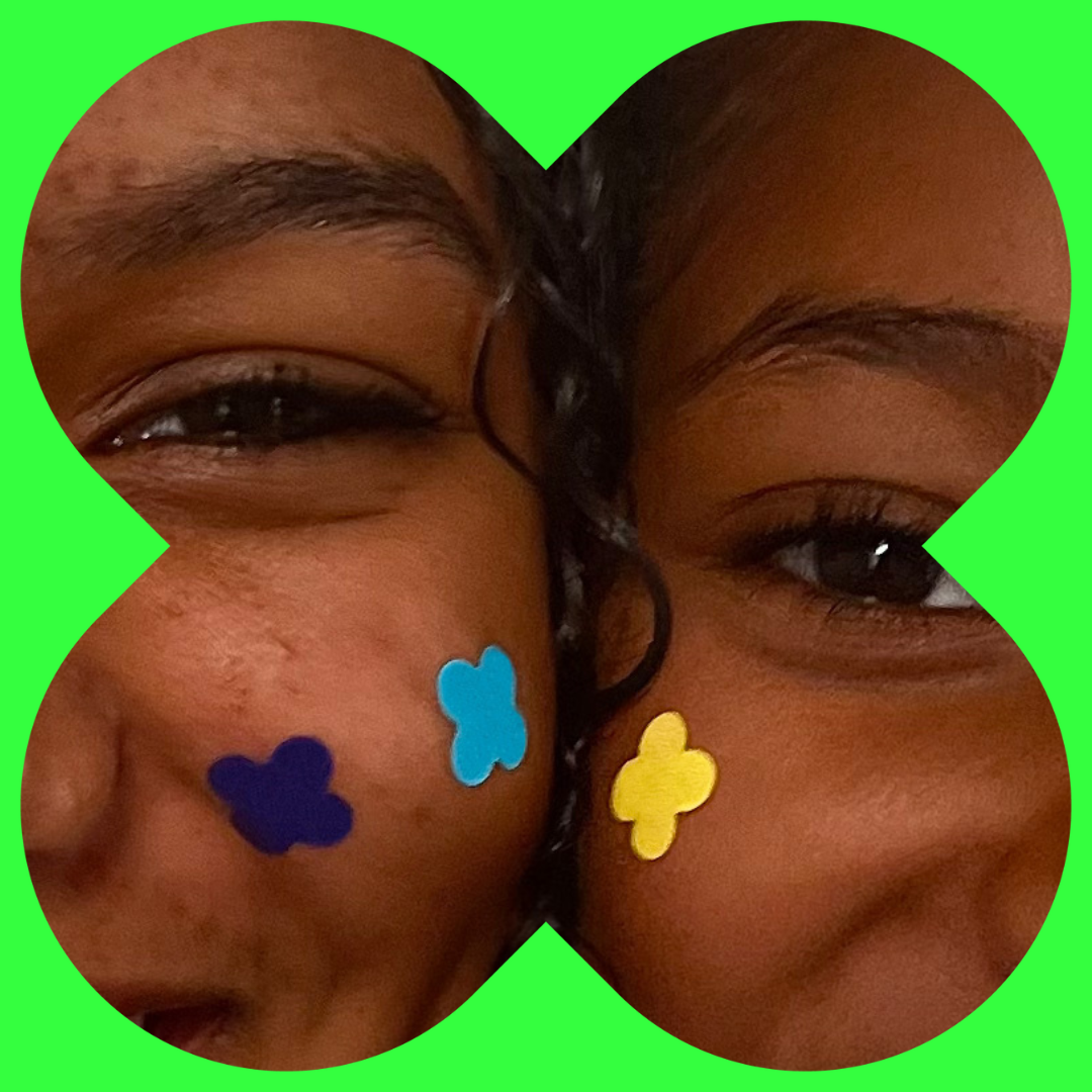 Duo de jeunes filles portant des patchs boutons Sick! colorés et visibles sur leur visage
