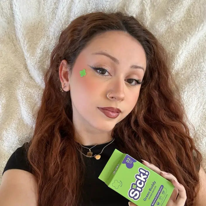 Le patch anti bouton vert de Sick! associe soin du visage et style. 