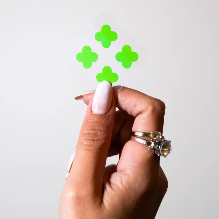 Pour plus d'hygiène, les patchs anti boutons Sick! sont répartis par feuille de 4 patchs