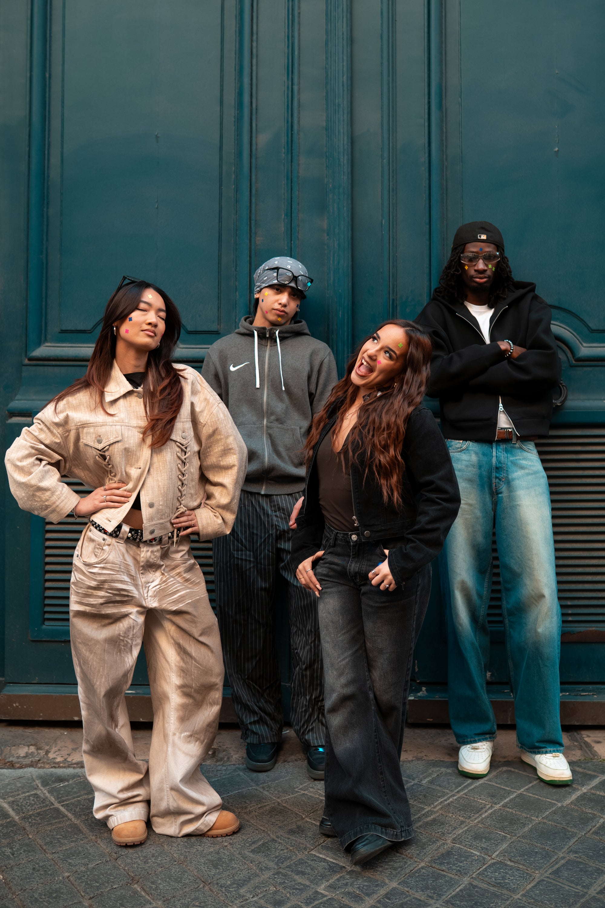 Groupe de jeunes ado qui portent des patchs colorés Sick patch