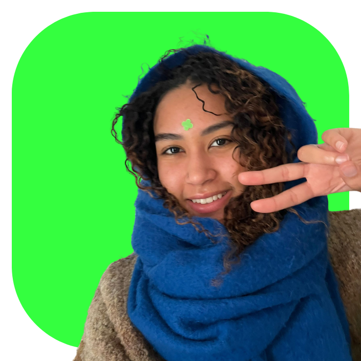 Photo Patchs boutons vert Sick Patch porté fièrement par une jeune femme pour assumer ses imperfections
