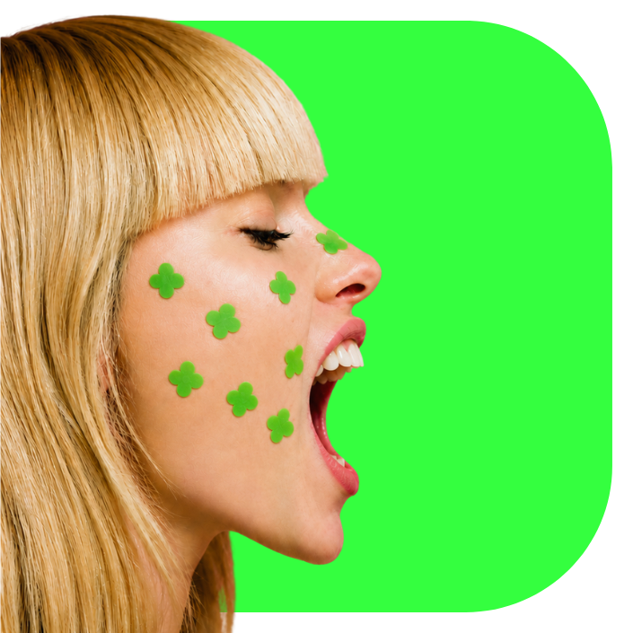 Jeune femme portant fièrement plusieurs patchs anti boutons Sick Patch sur son visage