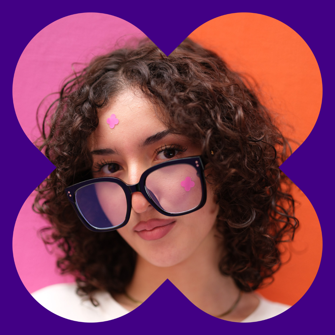 Patch boutons Sick Crazy Buddy de couleur rose porté avec style et audace par une jeune fille adulte 